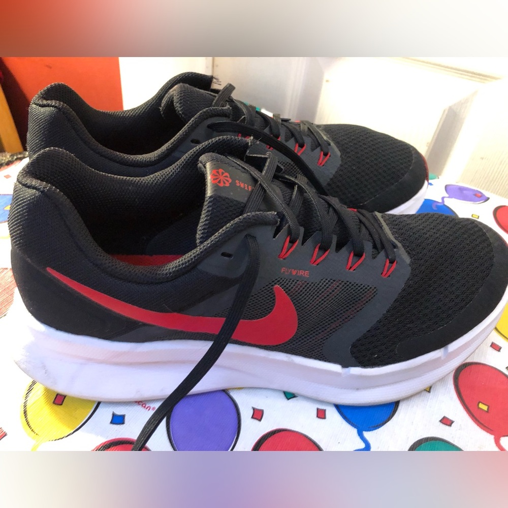 Nike Men's Black and Red Athletic Shoes
